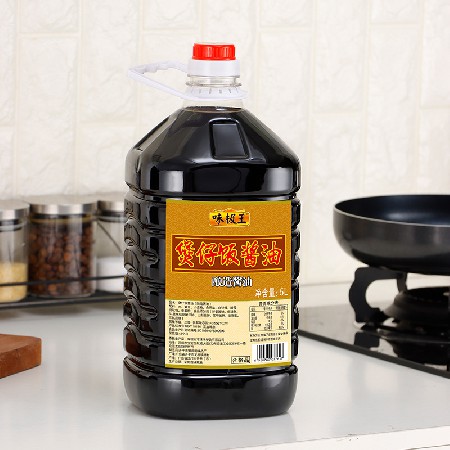 煲仔饭酱油，精选优质酿造酱油和多种调味料混合、爆香、熬制而成